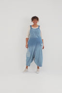 'Sky' Latzhose – Premium-Denim, Ombre & Patch-Details